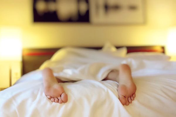 Mieux dormir en hiver : astuces pour des nuits réchauffées